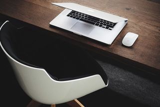 Šéf mi v pátek poslal pozvánku na Zoom. V pondělí už jsem neměla klíče od firmy - Médium.cz